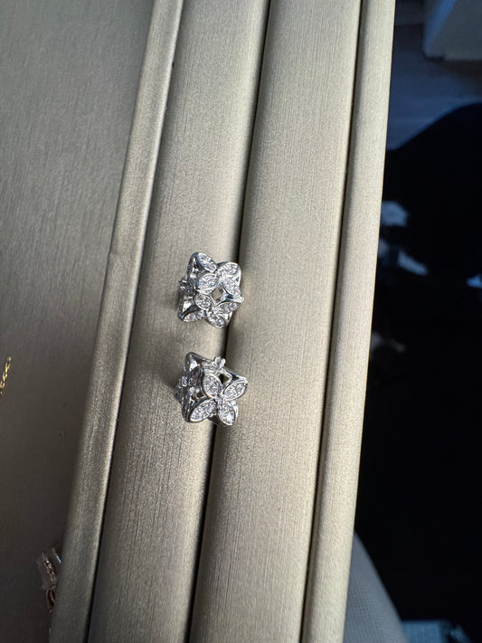 Wood Sorel diamond stud