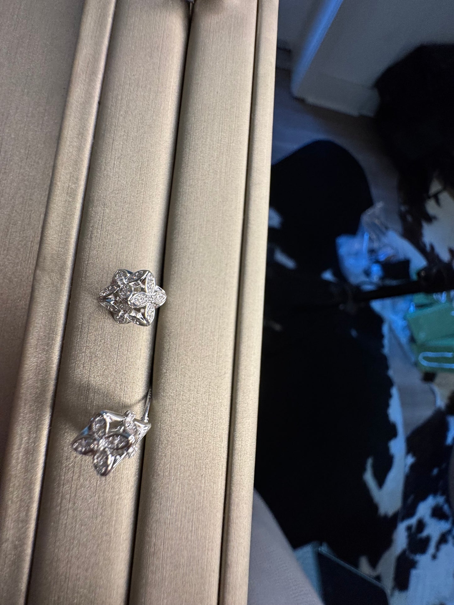 Wood Sorel diamond stud